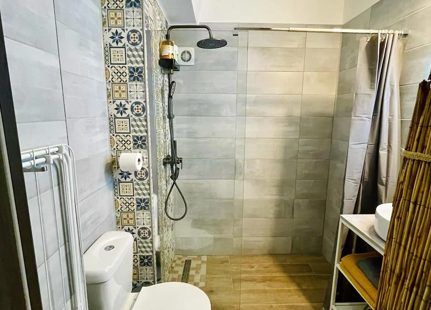 2 Vis-A-Vis Studio - Gara De Nord Bucharest 0*,  Romania